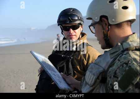 San Francisco (oct. 3, 2012) - Premier maître de manœuvre allen soto, affecté à l'unité maître plage 1, beach party team bravo, parle avec le matelot-chef Joseph pangilian sur l' observation des marées surf. landing craft air cushion 24 est arrivé à san francisco's ocean beach, permettant aux membres de la communauté une expérience de près avec l'US Navy et du marine corps matériel. san francisco Fleet Week est un événement de cinq jours qui met en lumière l'équipement, de la technologie et les capacités opérationnelles de l'armée et les services de la mer leur histoire dans la région de san francisco Banque D'Images