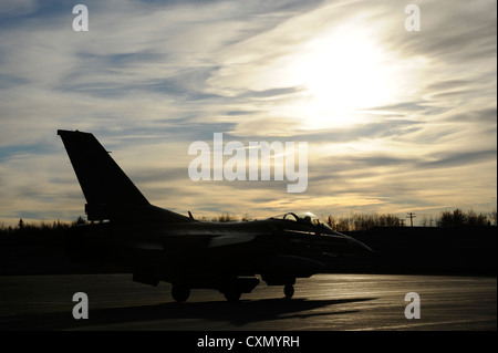 Un F-16 Fighting Falcon affecté à la 35e escadron de chasse, kunsan air base, la Corée, les taxis sur la piste au cours de la frontière lointaine oct. 3, 2012, Eielson Air Force Base, Alaska. frontière lointaine est un exercice dans lequel les participants actifs de l'unité de test en préparation de drapeau rouge et l'Alaska. Banque D'Images