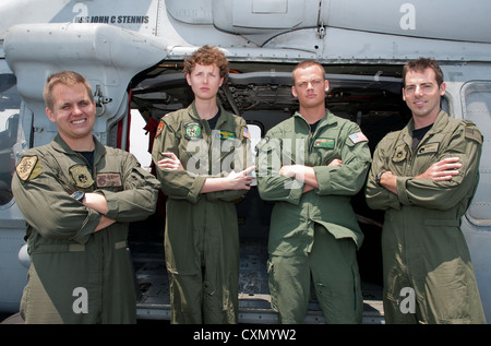 Détroit de Malacca (oct. 6, 2012) (de gauche à droite) 1ère classe corpsman hôpital Tom Walsh, lt. j.g. leah jordanie, naval air crewman taylor 2e classe enfant, et lt. Matthew Spence hélicoptère de combat mer 8 escadron posent pour une photo à bord du porte-avions de classe nimitz USS JOHN C. STENNIS (CVN 74)après avoir sauvé un homme de la Malaisie dans le détroit de Malacca. John C. Stennis est de retour au 7è et 5e flotte domaines de responsabilité quatre mois avant la date prévue afin de maintenir les exigences de la marine commandant de combat et actifs dans la région. Banque D'Images