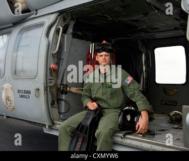 Détroit de Malacca (oct. 6, 2012) - naval aircrewman (hélicoptère) 3 classe de l'enfant est assis dans un tyler mh-60s knighthawk avec son pignon de nageurs. enfant a été le sauvetage nageur qui a secouru un pêcheur de la Malaisie dans le détroit de Malacca. stennis est de revenir à la 7è et 5ème flotte les domaines de responsabilité de mois à l'avance afin de maintenir les exigences de la présence de combattants dans la région Banque D'Images