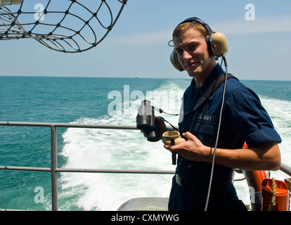 Détroit de Malacca (oct. 6, 2012) - matelot nicholas Fisher est le port watch. Pêcheur a pour un homme à la mer pêcheur malaisien flotte dans le détroit de Malacca. stennis est de revenir à la 7è et 5ème flotte les domaines de responsabilité de mois à l'avance afin de maintenir les exigences de la présence de combattants dans la région. Banque D'Images