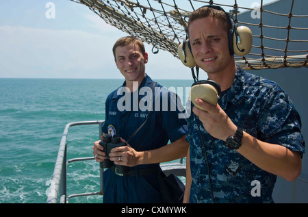 Détroit de Malacca (oct. 6, 2012) - matelot nicholas Fisher, gauche, et seaman abel cardona fantail stand montre. les deux tiers ont déclaré regarder pour un homme à la mer pêcheur malaisien flotte dans le détroit de Malacca. stennis est de revenir à la 7è et 5ème flotte les domaines de responsabilité de mois à l'avance afin de maintenir les exigences de la présence de combattants dans la région. Banque D'Images