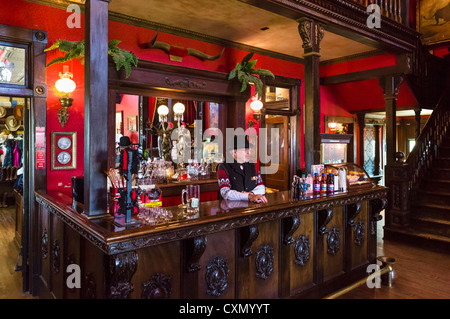 Barman dans le salon sur la rue Main, '1880', l'attraction de l'ouest Ville Murdo, South Dakota, USA Banque D'Images