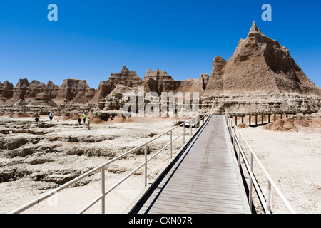 Promenade sur le sentier de la porte, Badlands National Park, South Dakota, USA Banque D'Images