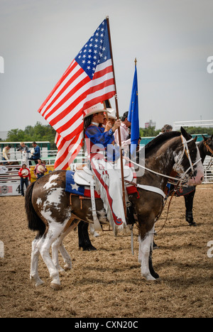 Rodeo parade des drapeaux américains portant des femmes Banque D'Images