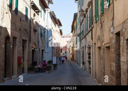 Rue calme à San Quirico d'Orcia, Toscane, Italie Banque D'Images
