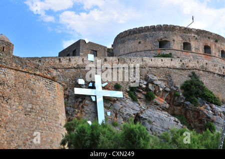 Costas Tsoklis, création, la grande croix blanche, à l'extérieur de Spinalonga dans le cadre de la dernière exposition de léper. Crète, Grèce Banque D'Images