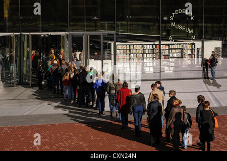 Les gens à l'extérieur d'attente du Stedelijk Museum, qui a rouvert ses portes en septembre 2012, Amsterdam, Pays-Bas Banque D'Images