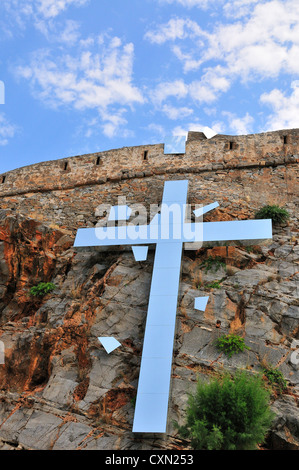 Costas Tsoklis, création, la grande croix blanche, à l'extérieur de Spinalonga dans le cadre de la dernière exposition de léper. Crète, Grèce Banque D'Images