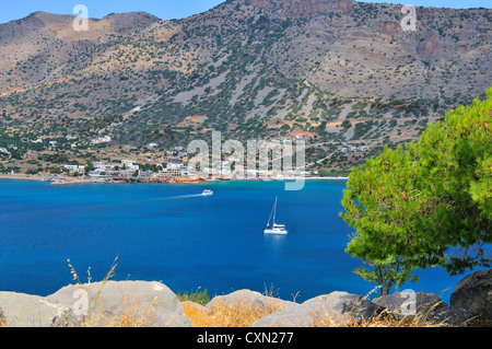 Vue sur une caique retournant les touristes de Spinalonga à Plaka continentale . Spinalonga était auparavant utilisé comme colonie de léper. Crète, Grèce Banque D'Images