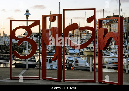 Le monument appelé Letronas représente la marque touristique de la ville et est situé dans le port de plaisance de Gijon, Asturias, Spain, Europe Banque D'Images