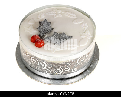 La saison de fête traditionnel gâteau de Noël avec glaçage blanc et les baies de houx décoration sur un fond blanc avec aucun peuple Banque D'Images