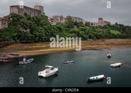 Vue sur le château du roi, l'église et de l'abri, du pont de San Vicente de la Barquera, l'Espagne. Banque D'Images