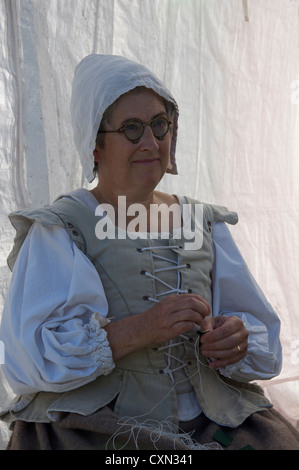 Une femme couture, habillé en style 17ème siècle. Elle est avec Lord Hopton de Foote, guerre civile anglaise groupe de reconstitution. Dorset, Angleterre, RU.l... Banque D'Images