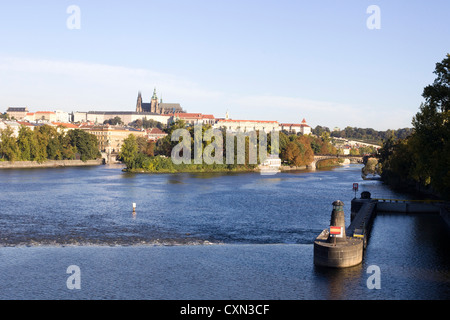 Vue sur le paysage des rives de la rivière Vltava à Prague Banque D'Images