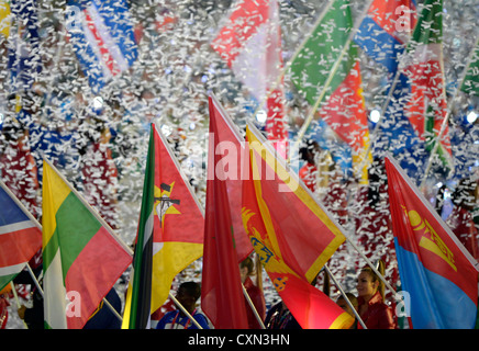 De serpentins et de drapeaux des nations. Banque D'Images