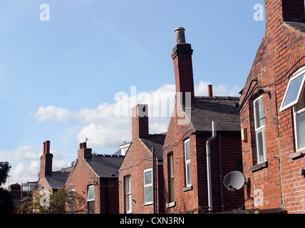 Retour de l'anglais Red Brick Terrasse maisons de village avec fond de ciel bleu et de copier l'espace. Banque D'Images