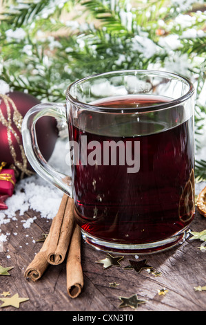 Fait frais vin chaud épicé sur un fond couvert de neige Banque D'Images