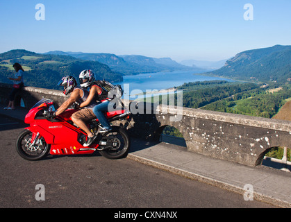 Deux personnes sur la moto à Vista House, Crown Point, Columbia River Gorge, Oregon Banque D'Images