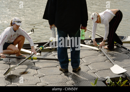 Deux rameurs féminins à quai. Banque D'Images