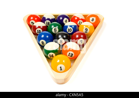 De couleur vive, nouvelle piscine boules ou billes de billard sur fond blanc, alignés en triangle, en rack Banque D'Images