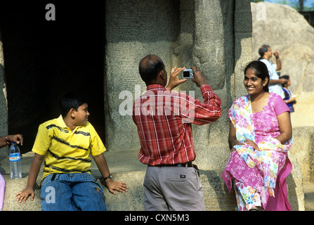 Les touristes au sein de la FIVA à Mahabalipuram Rathas près de Chennai, Madras, Tamil Nadu, Inde du Sud, Inde. Site du patrimoine mondial de l'Unesco. Banque D'Images