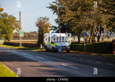 Caméra mobile sur le bas-côté de la route dans le village Banque D'Images