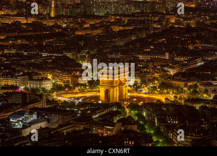 Vue aérienne de l'Arc de Triomphe, à Paris, pendant la nuit. Banque D'Images