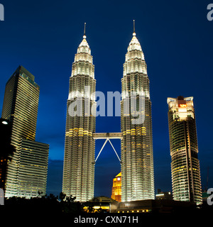 La ville de Kuala Lumpur, Malaisie. Petronas Twin Towers at KLCC. Banque D'Images