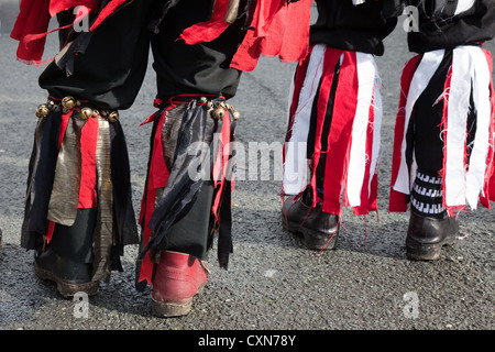 Flagcrackers de danseurs Craven Border morris; Les Craquelins Drapeau se bougent en portant des tatters du côté de Morris de Craven, Skipton, North Yorkshire Dales, Royaume-Uni Banque D'Images