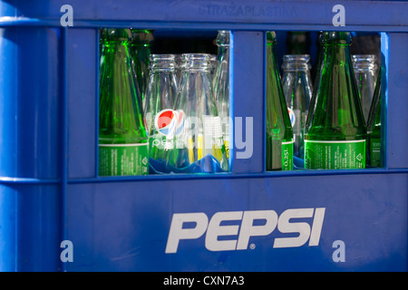 Les bouteilles en verre vides dans des caisses et prêt pour le recyclage Dubrovnik Croatie. Banque D'Images