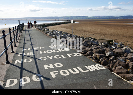 Estuaire de la rivière Dee avec le lac Marine avec des panneaux d'avertissement peints sur le sentier à West Kirby Wirral Royaume-Uni Banque D'Images