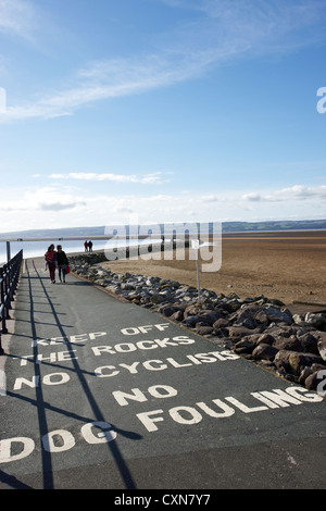 Estuaire de la rivière Dee avec le lac Marine avec des panneaux d'avertissement peints sur le sentier à West Kirby Wirral Royaume-Uni Banque D'Images