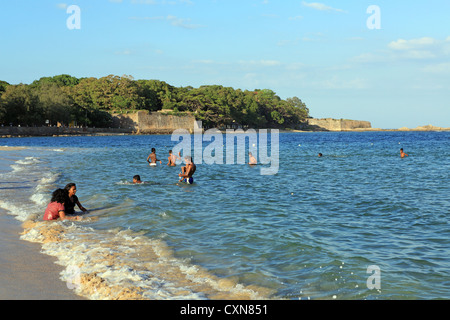 Les gens se baigner et nager à Dutch Bay à Trincomalee, Sri Lanka. Banque D'Images