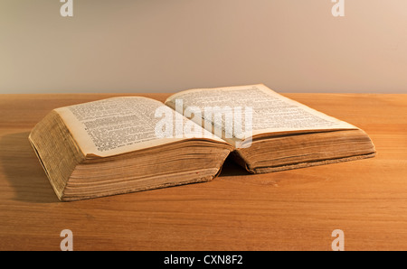 Vieille bible livre sur tableau Banque D'Images