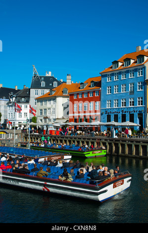 Bateau de croisière touristique du port de Nyhavn Copenhague Danemark Europe centrale Banque D'Images