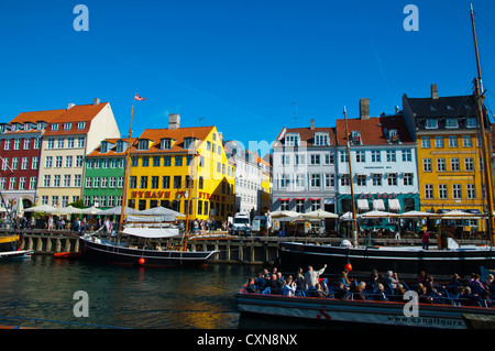 Bateau de croisière touristique du port de Nyhavn Copenhague Danemark Europe centrale Banque D'Images