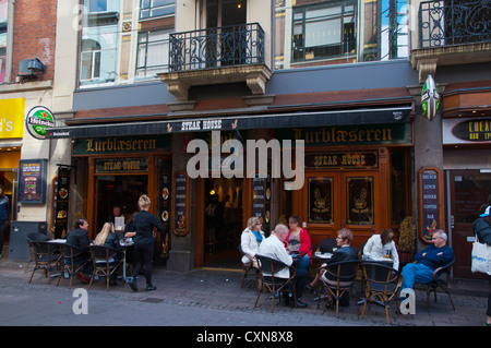 Rue piétonne Stroget bar terrasse centre de Copenhague Danemark Europe Banque D'Images