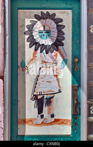 Danseur kachina des indiens en peinture à la boutique de souvenirs de l'ouest sur la rue Main à Panguitch, Utah, USA Banque D'Images