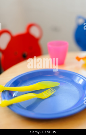 Les plaques d'enfants colorés, tasse et des couverts Banque D'Images