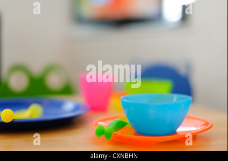 Les plaques d'enfants colorés, tasse et des couverts Banque D'Images