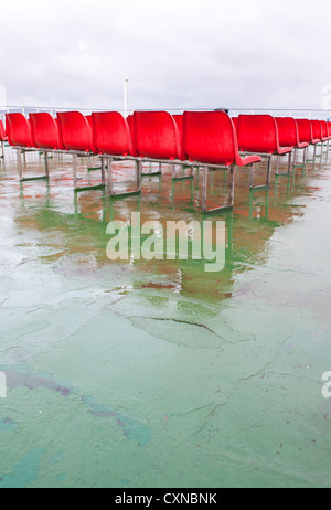 Sièges rouge vide sur Caledonian MacBrayne ferry, l'Écosse. Banque D'Images