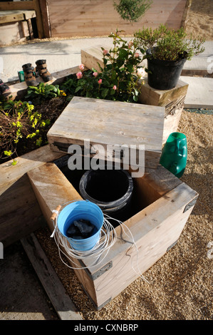 Une maison écologique dans le Somerset avec son propre bien fournir de l'eau pour le jardin Banque D'Images