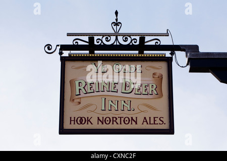 Signe pour Ye Olde Reine Deer Inn, public de la ville de Banbury, Oxfordshire. Banque D'Images