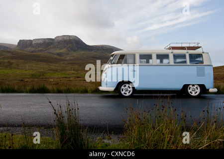 Camping-car Volkswagen, en face de l'Quirang, sur l'île de Skye, Hébrides, Ecosse Banque D'Images