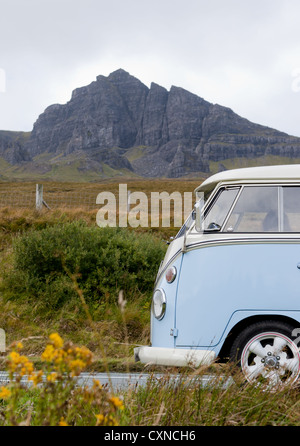 Camping-car Volkswagen, en face de l'ancien homme de Storr, sur l'île de Skye, Hébrides, Ecosse Banque D'Images