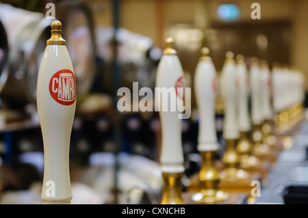 Ligne de pompes à bière une CAMRA (Campaign for Real Ale) et de la bière fête du Cidre Banque D'Images