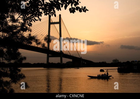 Coucher de soleil à Kolkata près de Vidyasagar Setu, West Bengal, India Banque D'Images