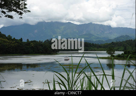 Vue sur le traversier le Nam Tien lac dans le Centre de conservation des éléphants, le Laos. Banque D'Images