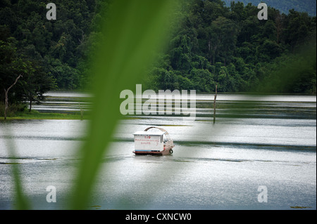 Vue sur le traversier le Nam Tien lac dans le Centre de conservation des éléphants, le Laos. Banque D'Images